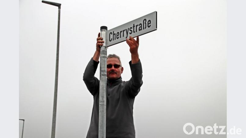 Das alte und neue Straßenschild wird angebracht. Bild: jma