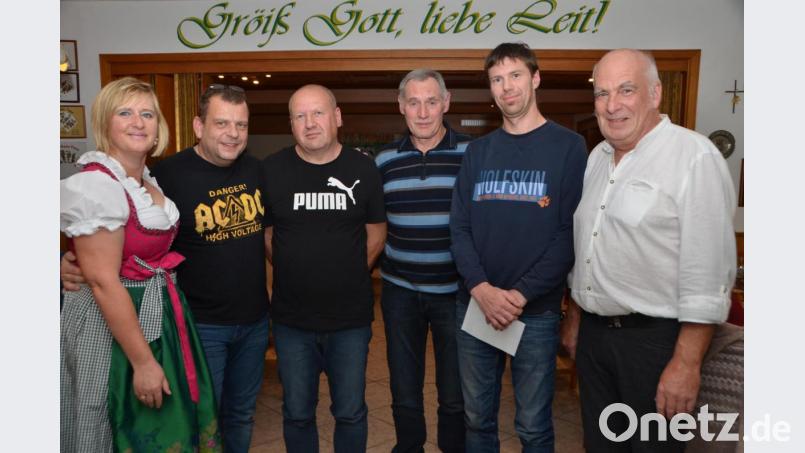 CSU-Ortsvorsitzende Martha Bauer (links) gratulierte zusammen mit drittem Bürgermeister Johann Gollwitzer (rechts) den Siegern des Abends. Trostpreisgewinner Markus Schönberger konnte trotz allem neben den Siegern Alois Kirner, Gerhard Feselmeier und Thomas Baier (von links nach rechts) lächeln. Bild: dob