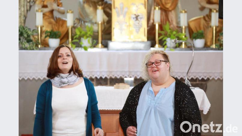 Benefizkonzert in der Steinwaldkirche mit (von links) Stephanie Gröger und Bettina Mildner vom Gesangsduo "Soulmate". Bild: JOCHEN NEUMANN
ERBENDORF