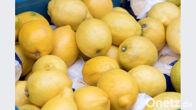 Eine kleine Menge frischer Zitronen liegen in einem Behältnis nebeneinander. Foto: Jens Büttner/zb/dpa/Archivbild Bild: Jens Büttner