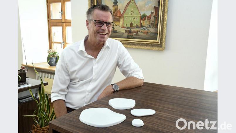 Bürgermeister Hermann Falk zeigt die Mosaik-Fliesen, die ab Mittwoch am Brunnen angebracht werden. Bild: Petra Hartl