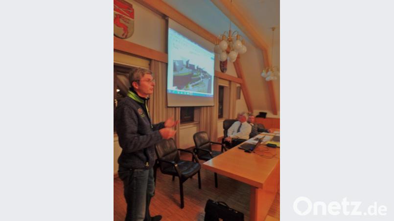 Mit einer umfassenden Präsentation wurden durch Architekt Ralf Köferl (links im Bild) vom Architekturbüro Kuchenreuther in Marktredwitz die bisherigen und weiteren Planungen mit Zeitplan zur Neugestaltung der Freiflächen „ehemalige Obstecke“ und „Alte Schule“ dem Gemeinderat vorgestellt. Bild: br