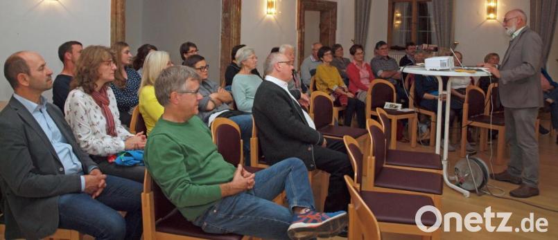 „Mein Jakobsweg vor der Haustür“ war der Vortrag von Peter Seidl (rechts) überschrieben, zu dem der Heimat- und Kulturverein bei den Senioren-Aktiv-Wochen eingeladen hatte. Bild: sön