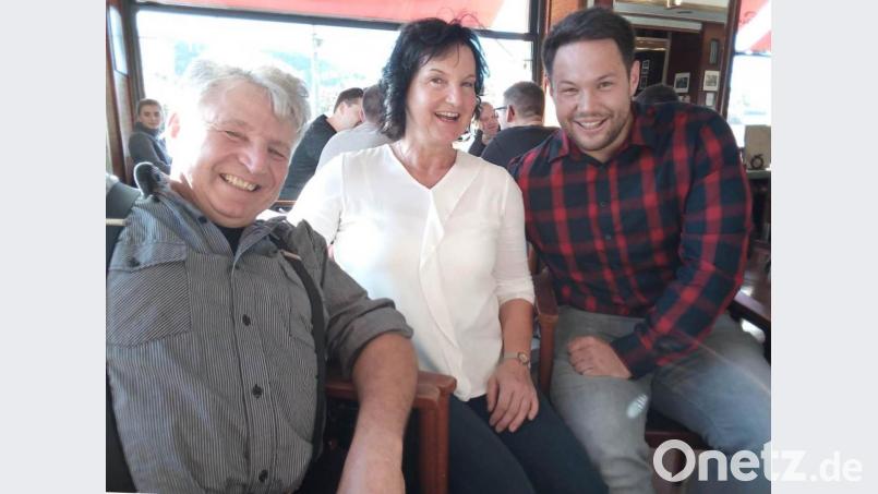 Der tschechische Rugby-Nationalspieler Pavel Sima (rechts) freut sich über ein Wiedersehen mit seinen Gasteltern von einst, Maria und Robert Baumann. Bild: lg