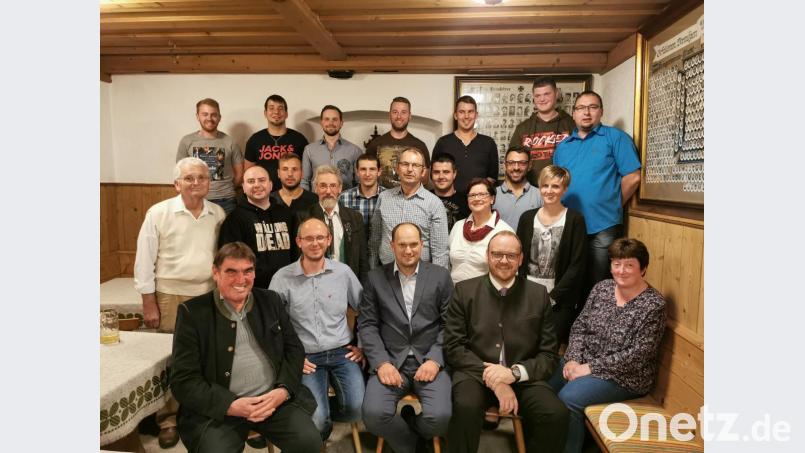 Sie sind alle Kandidaten der CSU, für das Amtes des Landrates, das Bürgermeisteramt und den Marktrat: Landrat Andreas Meier (Zweiter von rechts), Bürgermeisterkandidaten Thomas Kleber (erste Reihe, Mitte) und CSU-Ortsvorsitzender Wolfgang Voit (links daneben). Bild: gz