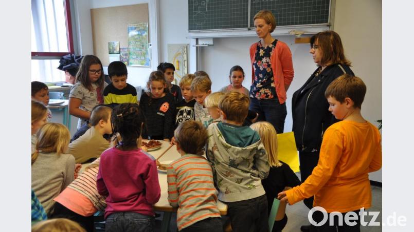 SFZ-Erntedankfeier: Beim Erntedankfest lernten die Buben und Mädchen viel über die mühsame Bearbeitung von Lebensmitteln vom Feld bis auf den Tisch. Bild: ak