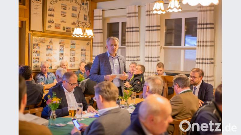 Landratskandidat Roland Grillmeier (stehend) beim Bürgergespräch im Schützenhaus Kastl. Bild: ckl