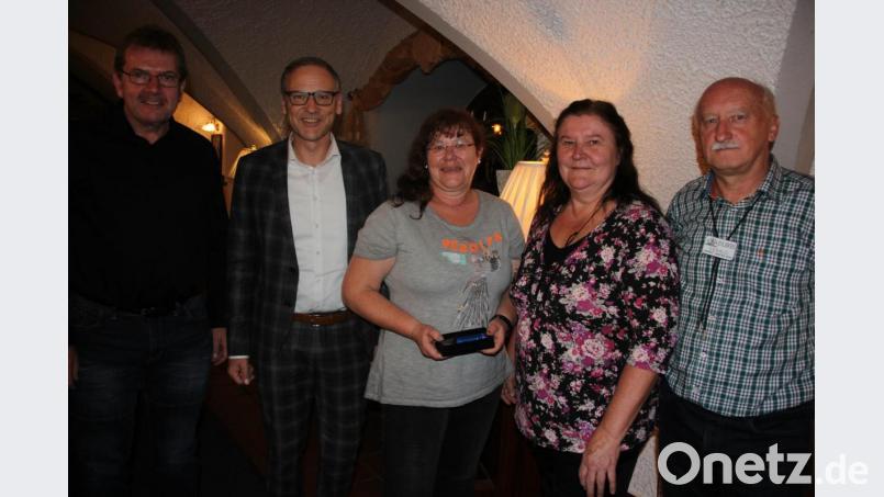 Für die am weitesten angereiste Funkamateurin Perdita Geiß aus dem niedersächsischen Beverstedt/Hollen hatte Bürgermeister Bernd Sommer ein kleines Geschenk mitgebracht. Von links Ortsvorsitzender Manfred Meier, Bernd Sommer, Perdita Geiß, Silvia Kreuzer und Gerald Hruby. Bild: kro