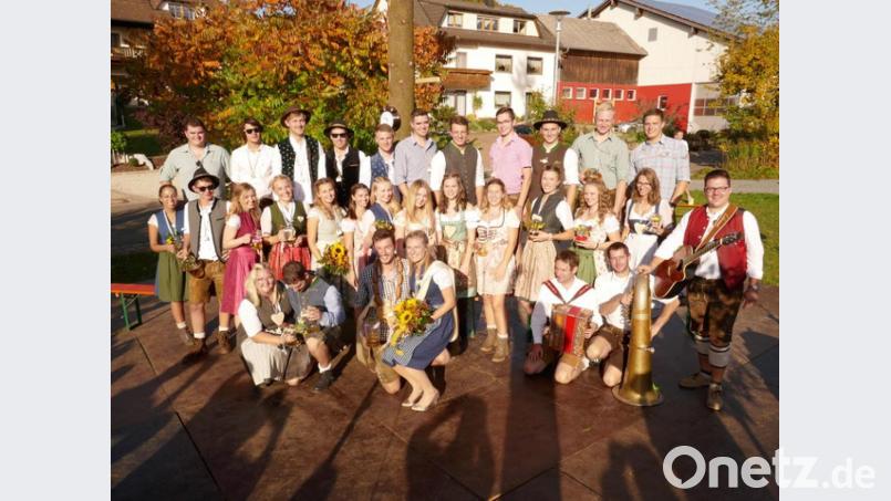 14 Paare tanzen in Ortlesbrunn den Kirwabaum aus. Bild: Josef Lehner