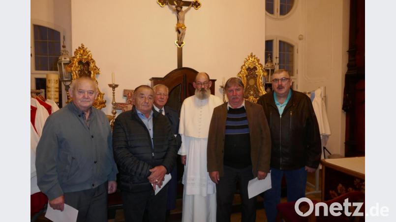 Der Dank von Bezirkspräses Pater Benedikt Schuster (Dritter von rechts) gilt den Vorbetern und den Obmännern aus den Pfarrgruppen für die gute Vorbereitung des Bezirksrosenkranzes. Bild: exb/Maximilian Pravida