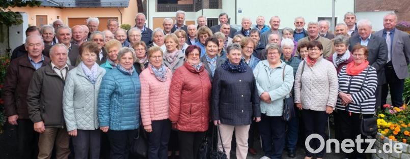 Die Fachabsolventen der Jahrgänge 1968/1969 und 1969/1970 der damaligen Landwirtschaftsschule Nabburg-Oberviechtach stellten sich im Hof des Partyraums „Beim Hirmer“ in Stulln mit Leiter Leonhard Bayerl (rechts) zum Erinnerungsfoto. Bild: ohr