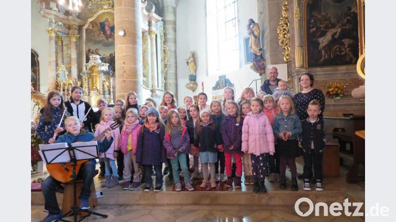 Katharina Lippert (hinten rechts) leitete den Kinderchor, Thomas Völkl (links neben ihr) begleitete die Mädchen und Buben auf dem E-Piano. Bild: jzk