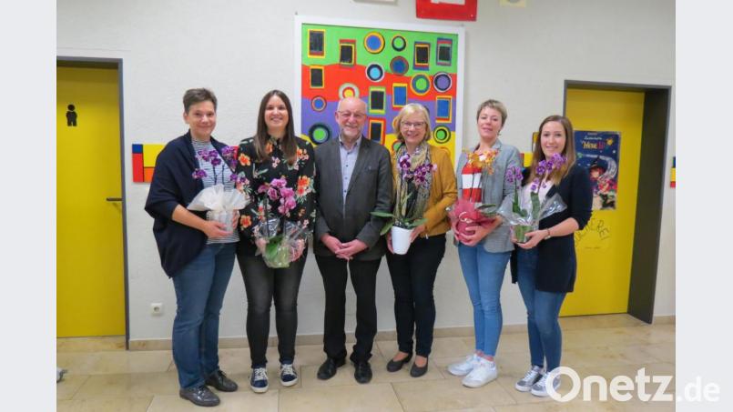 Sabrina Bartsch (von links) ist künftig als Sekretärin an der Altendorfer Grundschule tätig. Sabrina Scheuerer unterrichtet die Klasse 3/4. Bürgermeister Georg Köppl hieß das neue Team mit einem Blumengruß willkommen. Schulleiterin ist Ortrud Sperl; Fachlehrerin Christine Pösl deckt den Bereich Werken/Gestalten ab, und Lena Seitz betreut den ersten und zweiten Jahrgang. Bild: tja