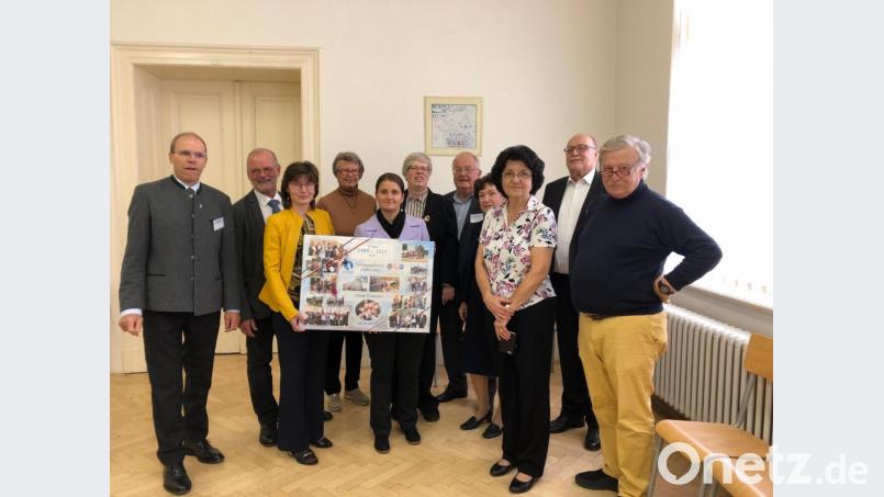 Beim Empfang an der Obchodní Akademie überreichte Oberstudiendirektor Ludwig Pfeiffer (links) eine Collage "30 Jahre Schulpartnerschaft". An der Feierstunde nahmen auch die früheren Schulleiter Hans Wurm und Joachim Leisgang (von rechts) teil. Bild: lg