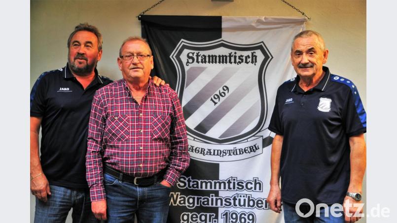 Sie waren schon 1969 dabei, als der Stammtisch gegründet wurde (von links): Hans Mühlbauer, Max Rohrwild und Helmut Birzer. Bild: Friedrich Eberwein/exb