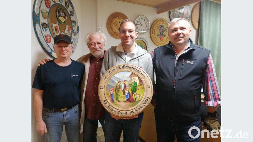 Nach der Siegerehrung des Geburtstagsschießens (von links): Armin Strobel, Schützenmeister Reinhold Brandl, der Gewinner Martin Partsch und Werner Trepesch. Bild: exb
