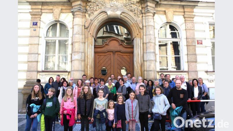 Das 30-jährige Bestehen ließ die Verbindungen zwischen dem Ortenburg Gymnasium und seiner Prager Partnerschule in den Blickpunkt rücken. Vor dem imposanten Portal der Obchodní Akademie im Herzen der Altstadt trafen sich die Besucher nach den Führungen. Eine weitere Gruppe war zu dieser Zeit noch in der Stadt unterwegs. Bild: lg