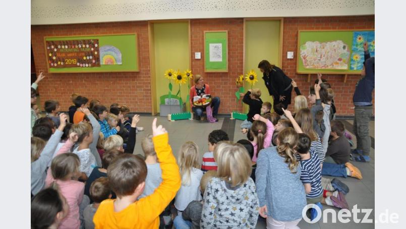 SFZ-Erntedankfeier: Beim Erntedankfest lernten die Buben und Mädchen viel über die mühsame Bearbeitung von Lebensmitteln vom Feld bis auf den Tisch. Bild: ak