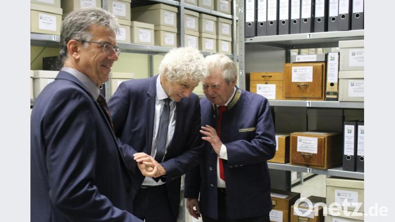 Kreisarchivpfleger Robert Treml (rechts) verrät Landrat Wolfgang Lippert (Mitte) etwas über seine Arbeit. Mit im Bild ist Walter Brucker vom Landratsamt Tirschenreuth. Bild: Susanne Forster