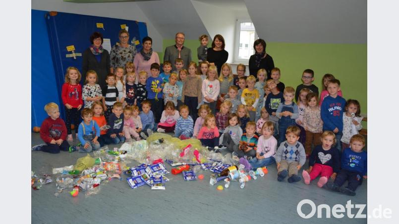 Die Konnersreuther Kinderhauskinder sind mit großer Begeisterung dabei, den Anfall von Plastikmüll so weit wie möglich zu reduzieren. Darüber freuen sich das Team der Einrichtung um Leiterin Imke Steinert (hinten, Zweite von rechts) und Bürgermeister Max Bindl (hinten, Mitte). Im Vordergrund platziert wurde der Plastikmüll, der sich in nur zwei Wochen durch die Brotzeit der Kinder angehäuft hat. Bild: jr
