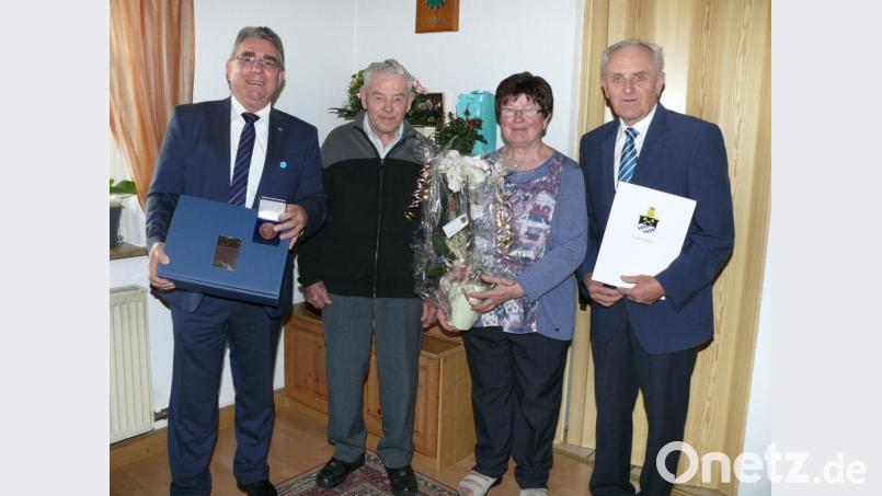 Dem diamantenen Hochzeitspaar Hans und Luise Rupprecht (Mitte) gratulieren Bürgermeister Norbert Bücherl (links) und sein Stellvertreter Helmut Klier. Bild: ö