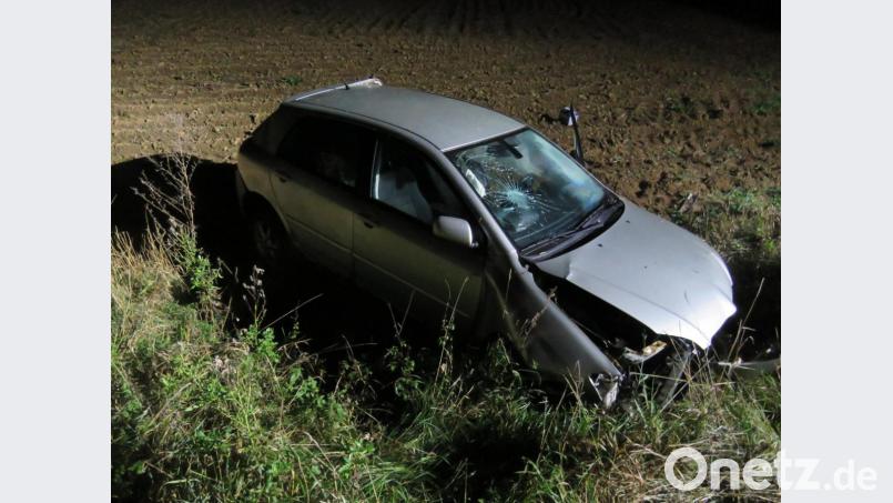 Über die Leitplanke und sechs Meter in die Tiefe des Straßengrabens – dort kam das Auto total beschädigt auf den Rädern zum Stillstand. Bild: exb
