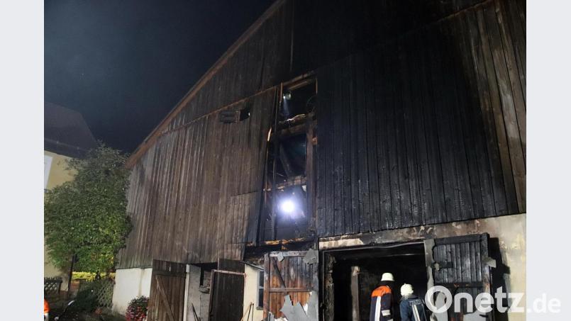 Einsatzkräfte bei der Brandnachschau. Bild: jma