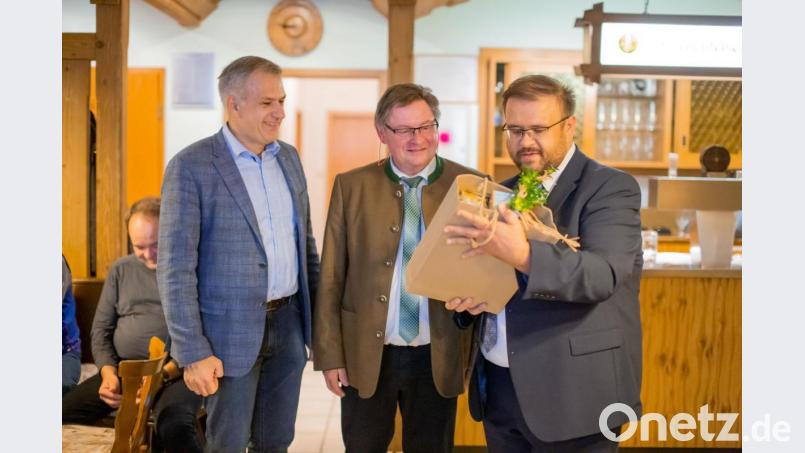 Roland Grillmeier (links) und Hans Walter (rechts) überreichen Gerhard Eck ein Geschenk. Bild: ckl
