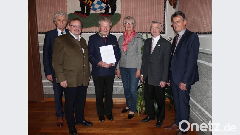 Landrat Wolfgang Lippert (links) mit Kreisarchivpfleger Robert Treml (Dritter von links) und den Gratulanten Alfred Stier (Zweiter von links), Maria Rita Sagstetter vom Staatsarchiv Amberg, Josef Rösch (Zweiter von rechts) und Walter Brucker vom Landratsamt Tirschenreuth. Bild: Susanne Forster