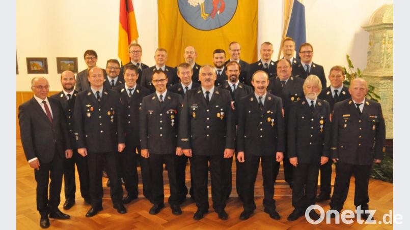 Zusammen mit den Führungskräften der Kreisbrandinspektion und Kreisbrandrat Marco Saller (Zweiter von links), stellvertretendem Landrat Albert Nickl (links) und amtierenden Bürgermeister Uli Münchmeier (hinten, links) stellten sich die Geehrten mit den Vorsitzenden und Kommandanten aus den einzelnen Wehren zu einem Erinnerungsfoto zusammen. Bild: dob