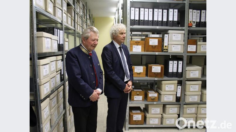 Kreisarchivpfleger Robert Treml (links) mit Landrat Wolfgang Lippert im Bärnauer Stadtarchiv. Bild: Susanne Forster