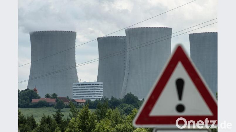 Ein Hinweisschild, aufgenommen vor den Kühltürmen des Atomkraftwerkes Temelin. Archivbild: Armin Weigel/dpa