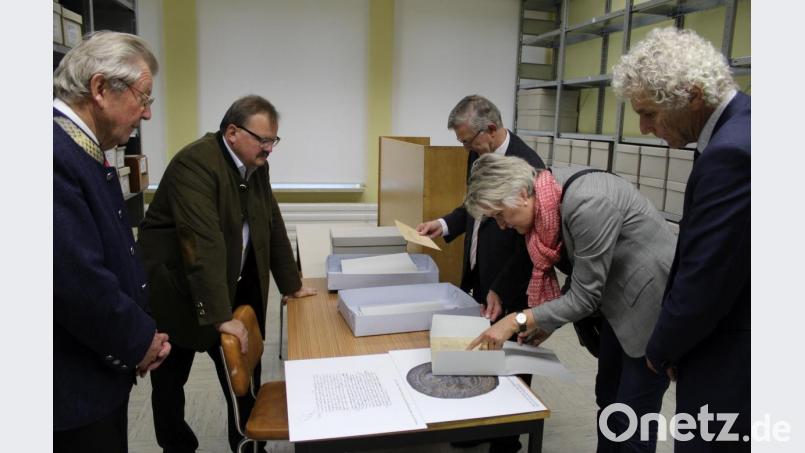 Kreisarchivpfleger Robert Treml (von links), Bürgermeister Alfred Stier, Stadtarchivar Josef Rösch, Archivdirektorin Maria Rita Sagstetter und Landrat Wolfgang Lippert stöbern in archivierten Dokumenten. Bild: Susanne Forster