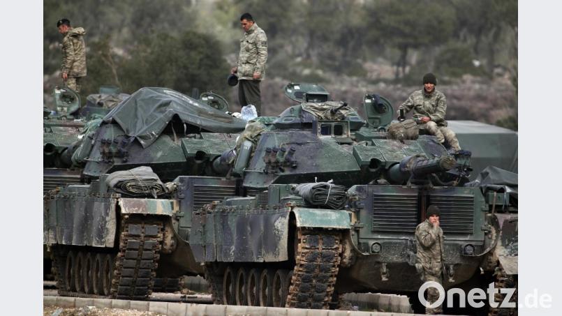 Türkische Soldaten bereiten in der Nähe des Dorfs Sugedigi (Türkei) an der Grenze zu Syrien ihre Panzer vor. Bei der Militäroffensive in Nordwestsyrien sind türkische Truppen nach Angaben der Staatsagentur Anadolu weiter gegen kurdische Milizen vorgerückt. Bild: Lefteris Pitarakis/dpa