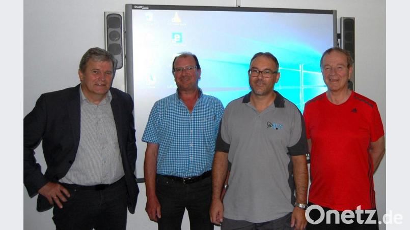 Rektor Werner Winderl, Systembetreuer Josef Messbauer (von links) und Konrektor Rudi Schneider (rechts) dankten Geschäftsinhaber Andreas Ferstl (Zweiter von rechts) für das Sponsoring eines interaktiven Whiteboards. Bild: akp