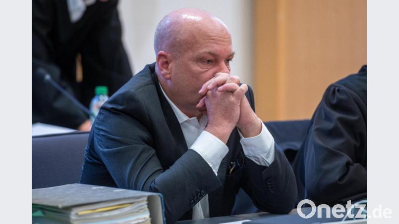 Joachim Wolbergs, suspendierter Oberbürgermeister von Regensburg, sitzt im Verhandlungssaal im Landgericht. Bild: Armin Weigel/dpa