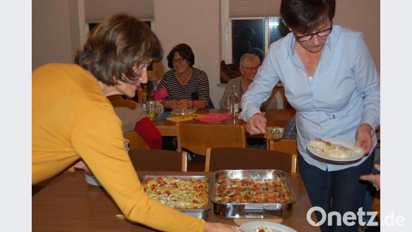Nach getaner Arbeit lassen sich die Teilnehmerinnen die Nudel-Köstlichkeiten schmecken. Bild: grm