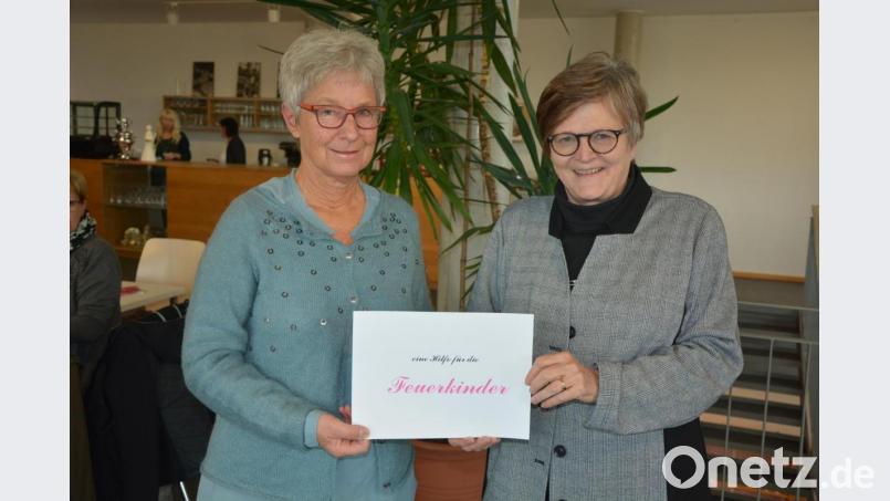 Monika Kraus (links) überreichte eine 500-Euro-Spende für die Aktion „Feuerkinder“ an Dr. Annemarie Schraml. Zum 70. Geburtstag hatte Kraus auf persönliche Geschenke verzichtet. Bild: jr
