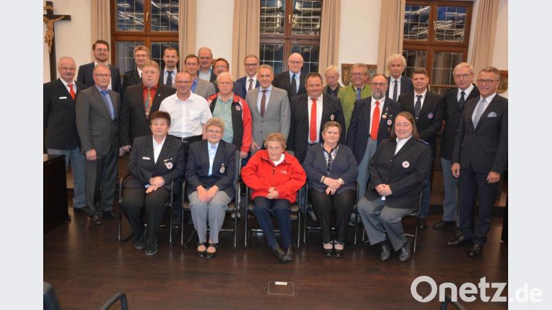 Mit Ehrenzeichen für jahrzehntelangen Einsatz ehrte das Bayerische Innenministerium und das Bayerische Rote Kreuz langjährige aktive Mitglieder. Unser Bild zeigt die Geehrten, die für 25, 40 und 50 Jahre aktiven Dienst ausgezeichnet wurden. Mit im Bild Landrat Wolfgang Lippert (4. von rechts), BRK-Kreisvorsitzender Franz Stahl (rechts), sowie die Bürgermeister der betroffenen Kommunen. Bild: jr