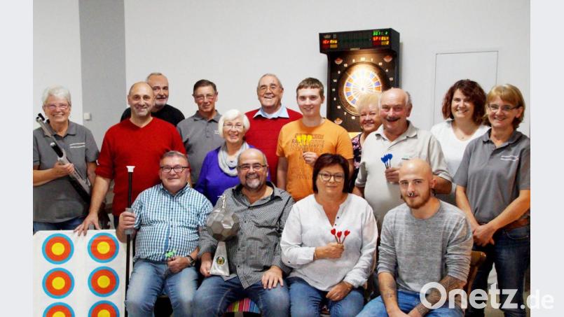 Spitzenreiter bei der Einzelwertung war Christian Duschl (sitzend rechts). Mit auf dem Bild die Erstplatzierten sowie (sitzend vorne von links) Fanclub-Vorsitzender Reiner Ockl und Schützenmeister Alois Helgert. Bild: njn