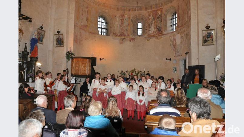 Die Folkloregruppe aus Plasy mit Herrn Pavel Bulin und Frau Katka Müllerova (von rechts) Bild: exb