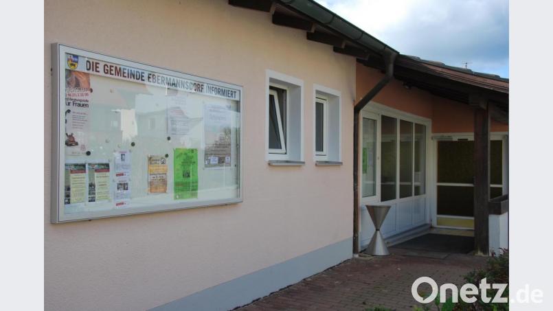 Der Eingang zum Ebermannsdorfer Rathaus. Bei der jüngsten Gemeinderatssitzung ging es recht ruppig zu. Bild: gsp
