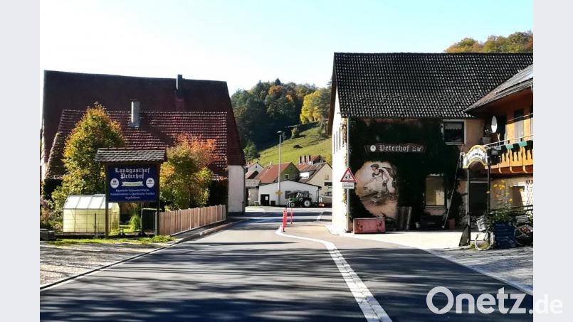 Der begleitende Fuß- und Radweg (rechts) beansprucht einen Teil der Straße in Lehendorf. Noch immer warnt kein Verkehrsschild „Einseitig verengte Fahrbahn“ vor dieser Gefahrenstelle, moniert eine Bürgerin in der Fragestunde des Gemeinderats. Bild: ds