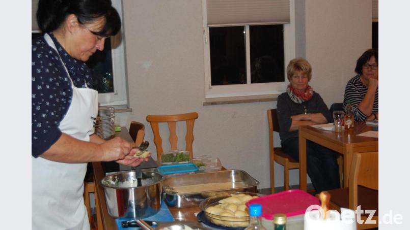 Nudeln in verschiedensten Variationen präsentiert Monika Schnupfhagen beim Frauenbund. Bild: grm