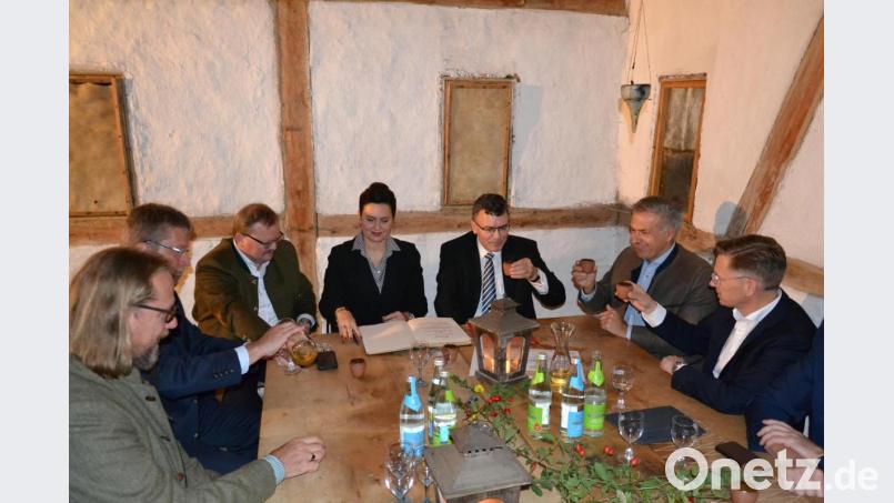 Prost auf ein gutes Gespräch: (von links) Wissenschaftlicher Leiter Stefan Wolters, Alfred Wolf, Bürgermeister Alfred Stier, Generalkonsulin der Tschechischen Republik, Kristina Larischová, Europaminister Florian Herrmann, Ikom-Vorsitzender Roland Grillmeier und Landtagsabgeordneter Tobias Reiß. Bild: rti