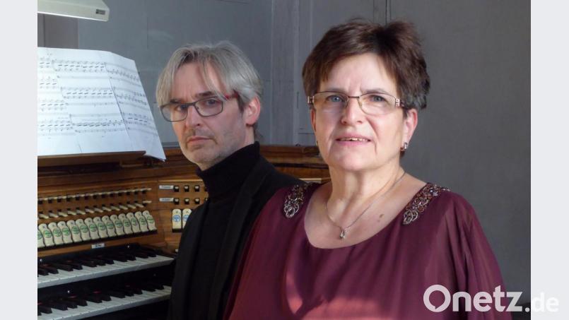 Die beiden Musiker Horst Plössner (Orgel) und Hildegard Zoltziar (Sopran) vor Konzertbeginn Bild: fsb