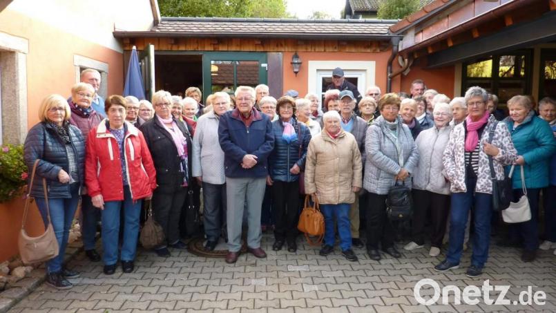 Einen interessanten Tag beschert der VdK-Ortsverband den 52 Frauen und Männern, die an der vom stellvertretenden Ortsvorsitzenden Ludwig Gruber (hinten rechts) organisierten Tagesfahrt ins Fichtelgebirge teilnehmen. Bild: u
