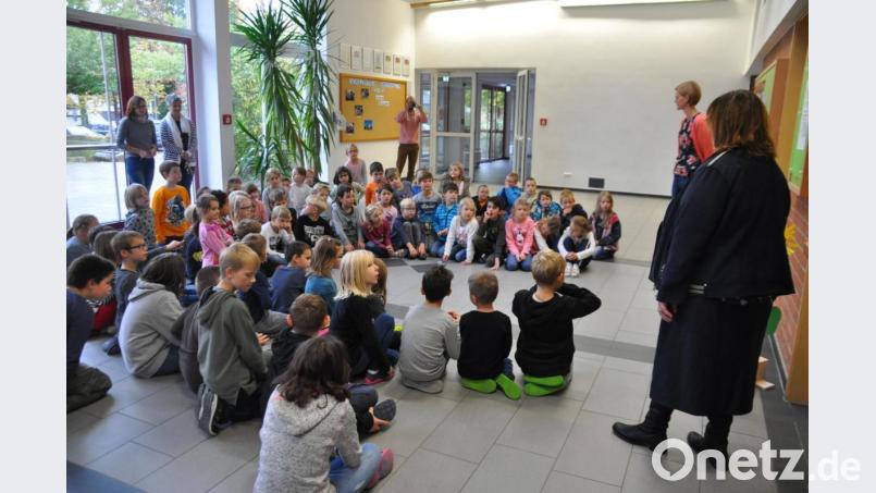 SFZ-Erntedankfeier: Beim Erntedankfest lernten die Buben und Mädchen viel über die mühsame Bearbeitung von Lebensmitteln vom Feld bis auf den Tisch. Bild: ak