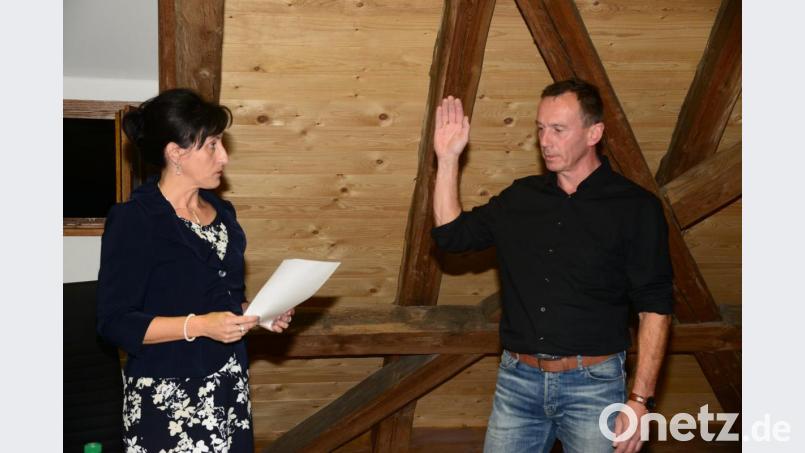 Heinz Rast ist neues Mitglied des Marktgemeinderates Parkstein. Zu Beginn der Sitzung wurde er als Nachrücker für die ausgeschiedene Markträtin Lydia Ebneth von Bürgermeister Tanja Schiffmann vereidigt. Bild: bey