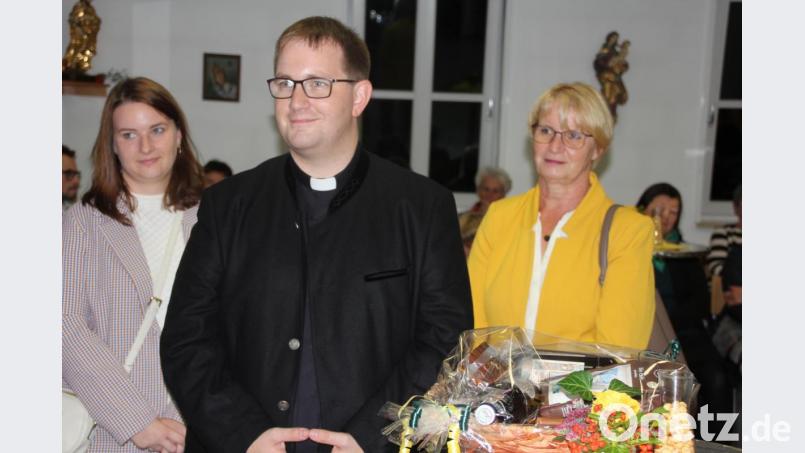 Der neue Tirschenreuther Kaplan Daniel Fenk (Mitte) mit seiner Mutter und seiner Schwester beim Empfang. Bild: kro